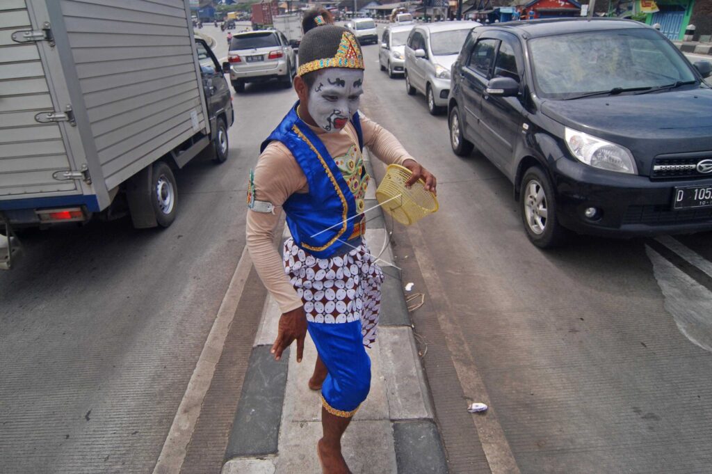 SENIMAN TRADISIONAL MENGAMEN DI JALANAN