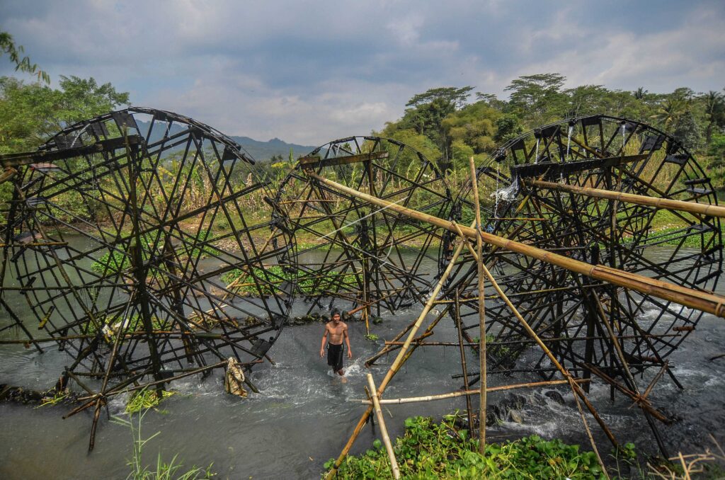 WATERWHEEL IN CITANDUY RIVER