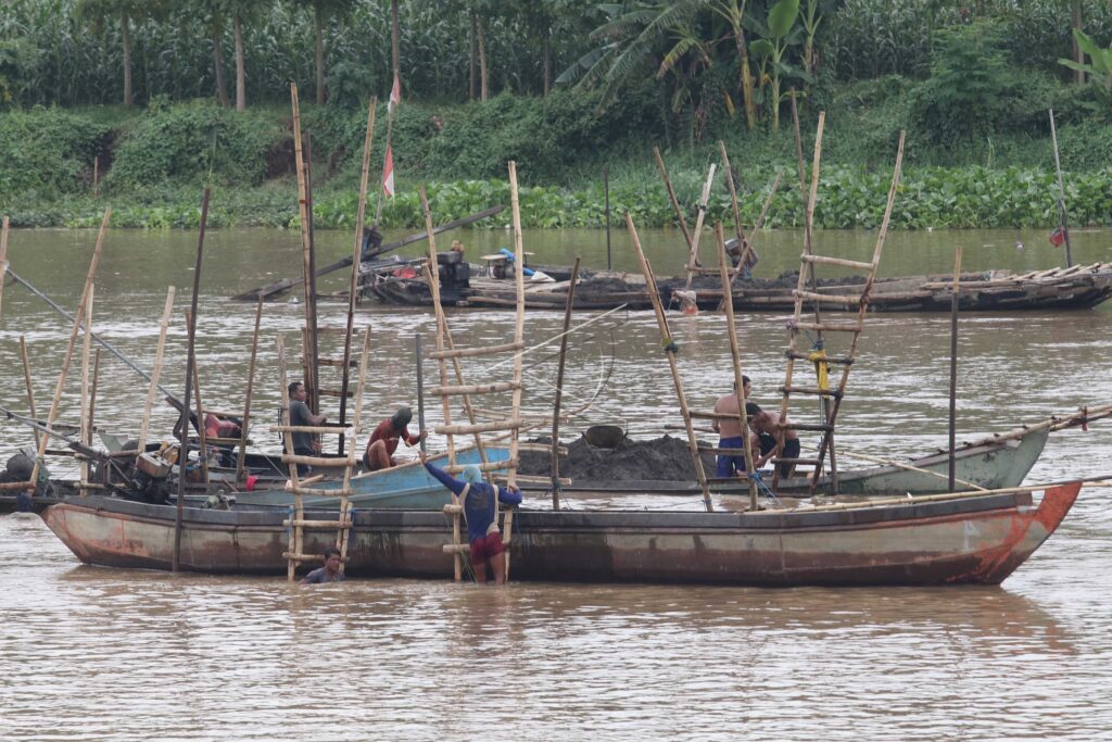 TAMBANG PASIR SUNGAI BRANTAS