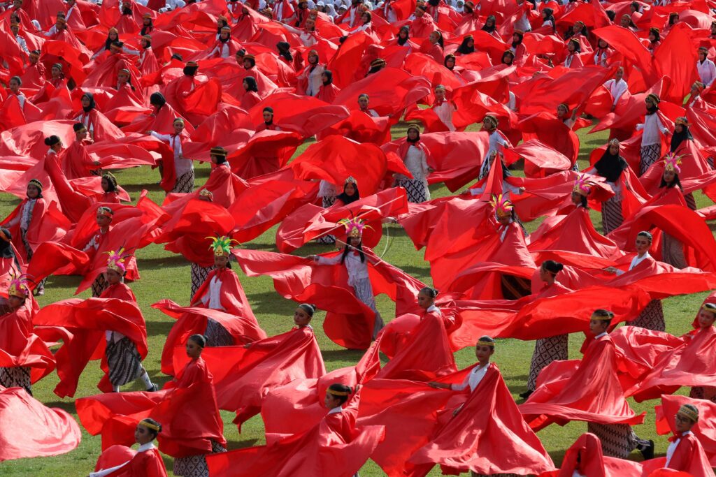 TARI MASSAL PERINGATAN HARI GURU
