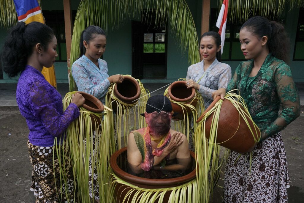 NGUNDUH TIRTA AMERTA DANCE
