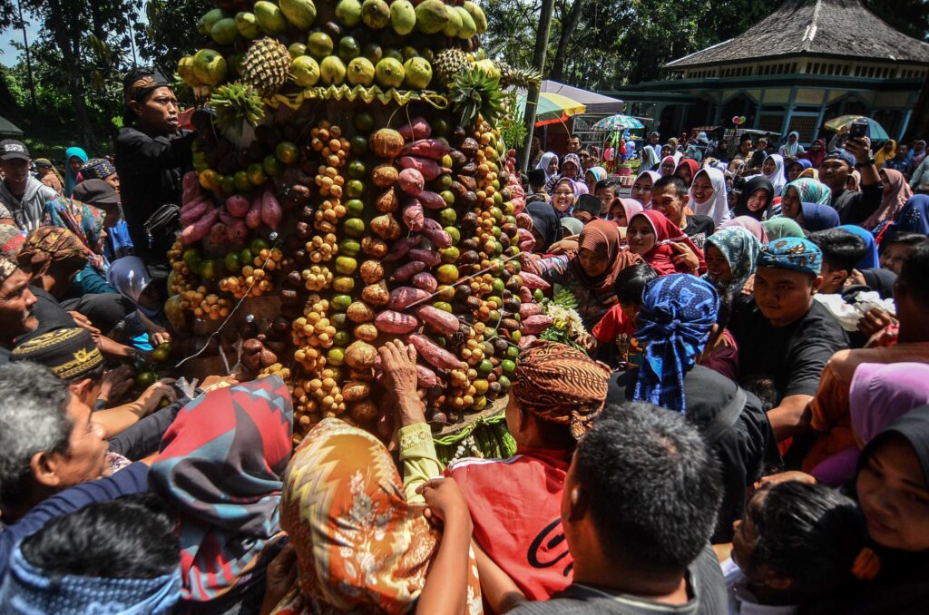 GEREBEG BUAH TRADITION