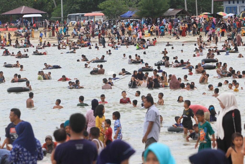 SEA-BATHING TRADITION AHEAD RAMADAN