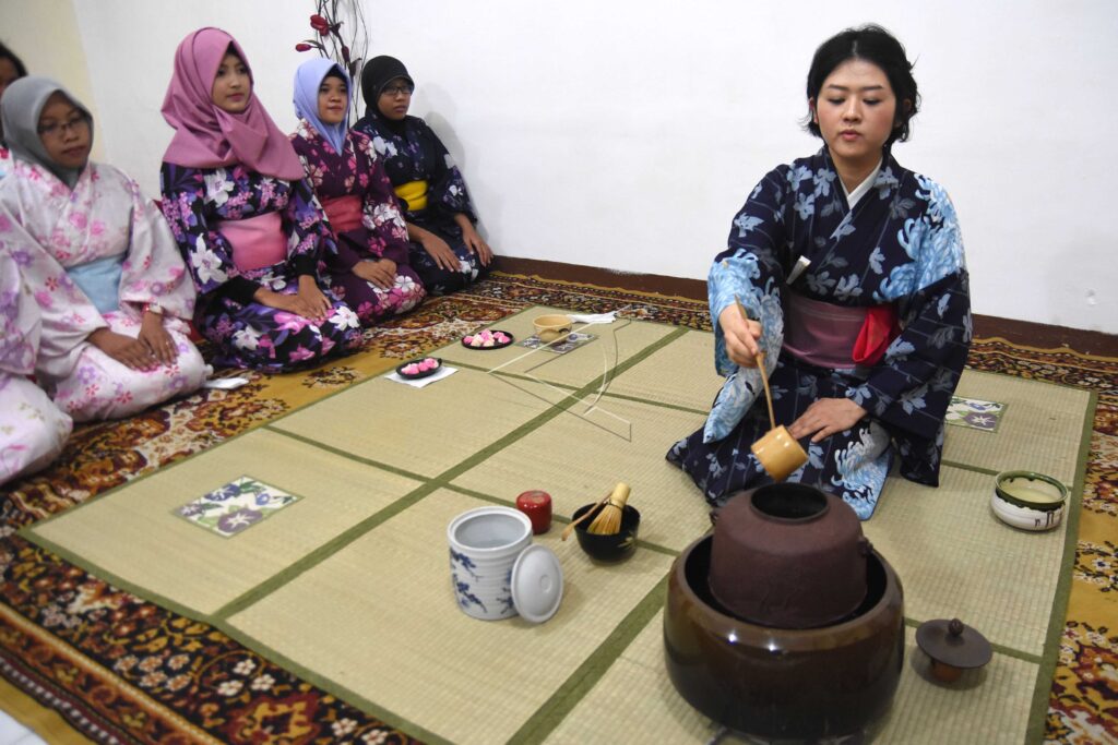 LATIHAN TATA CARA MINUM TEH JEPANG
