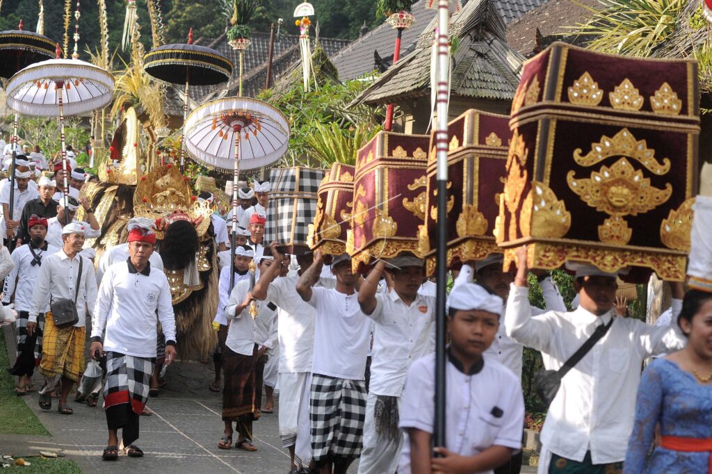 TRADISI NGEREBEG DI HARI RAYA GALUNGAN