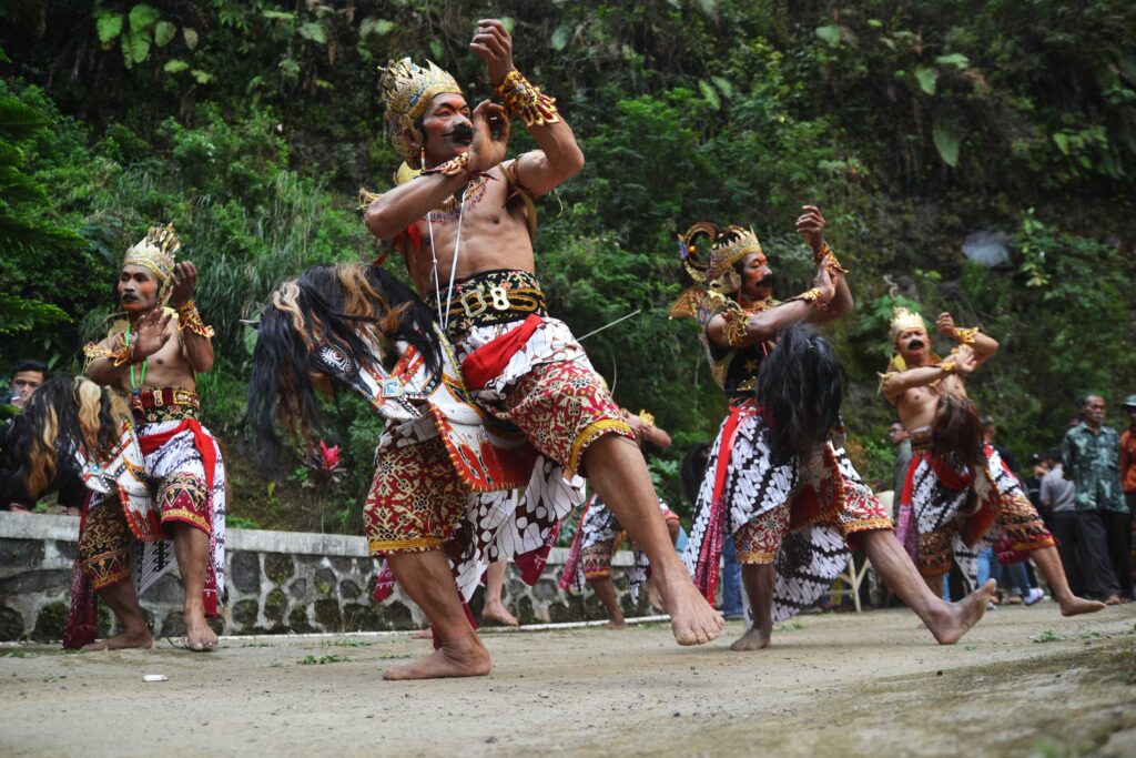 TARIAN WAYANG KUDA LUMPING