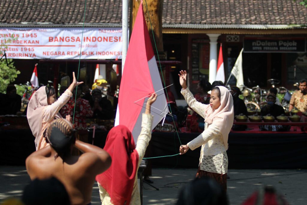 UPACARA BENDERA DI RUMAH MASA KECIL SOEKARNO