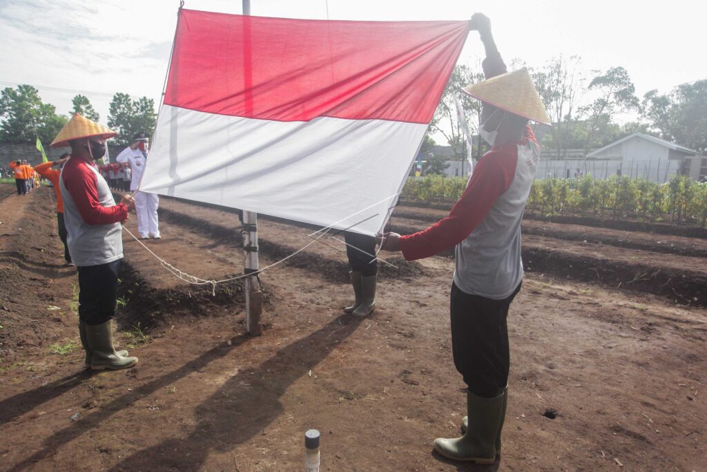 UPACARA BENDERA MERAH PUTIH DI LAHAN KEBUN