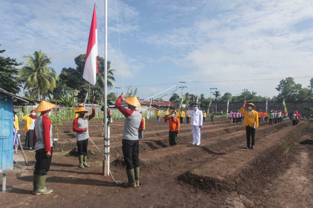 UPACARA BENDERA MERAH PUTIH DI LAHAN KEBUN