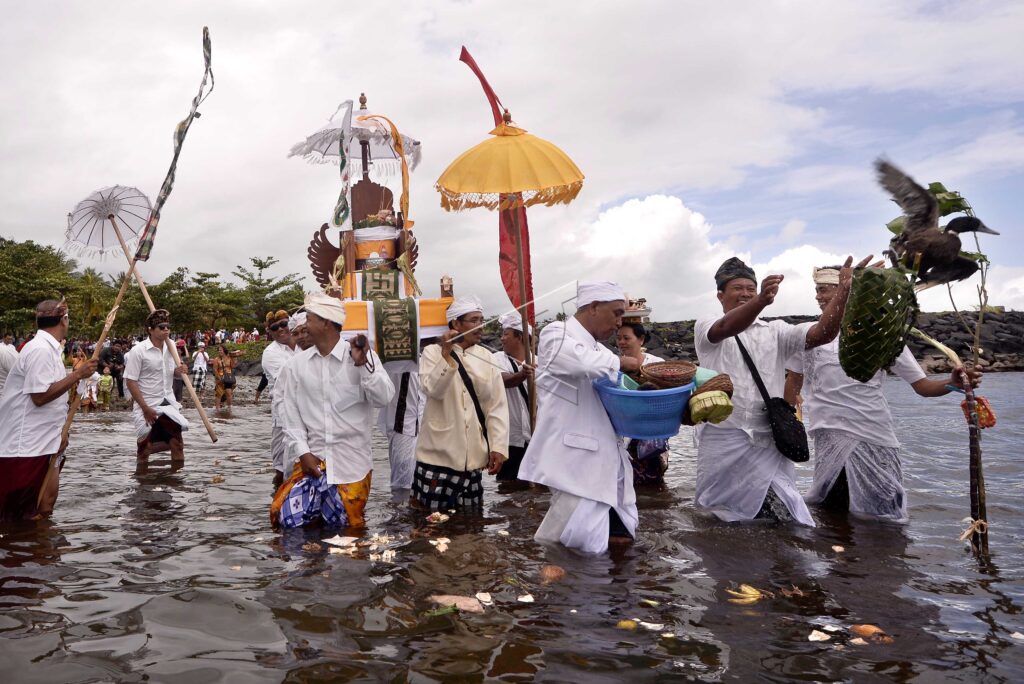UPACARA MELASTI DI MANADO