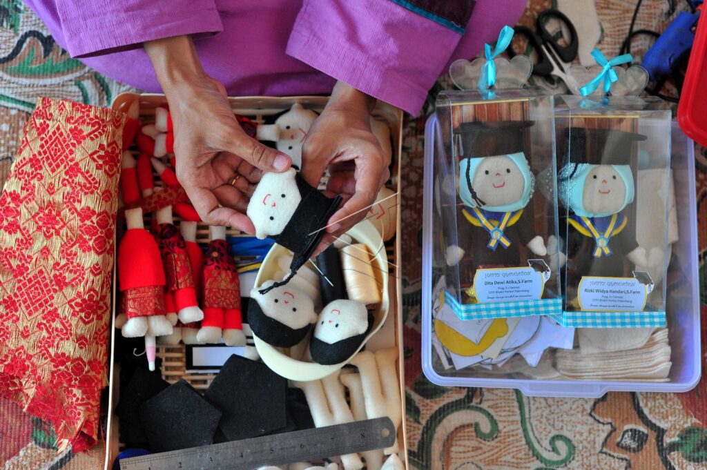 GRADUATION DOLL CRAFTS