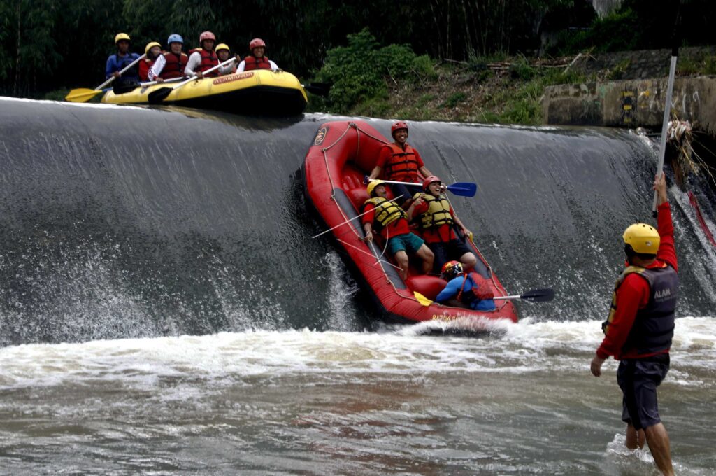 WISATA ARUNG JERAM SUNGAI CISADANE