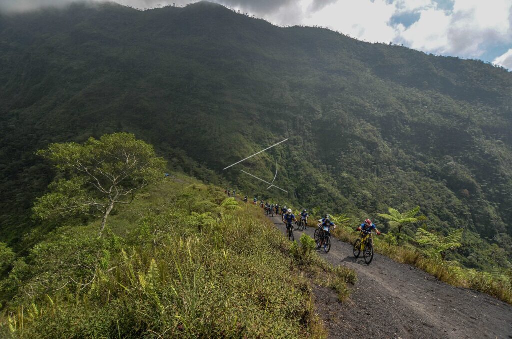 WISATA BERSEPEDA DI GUNUNG GALUNGGUNG