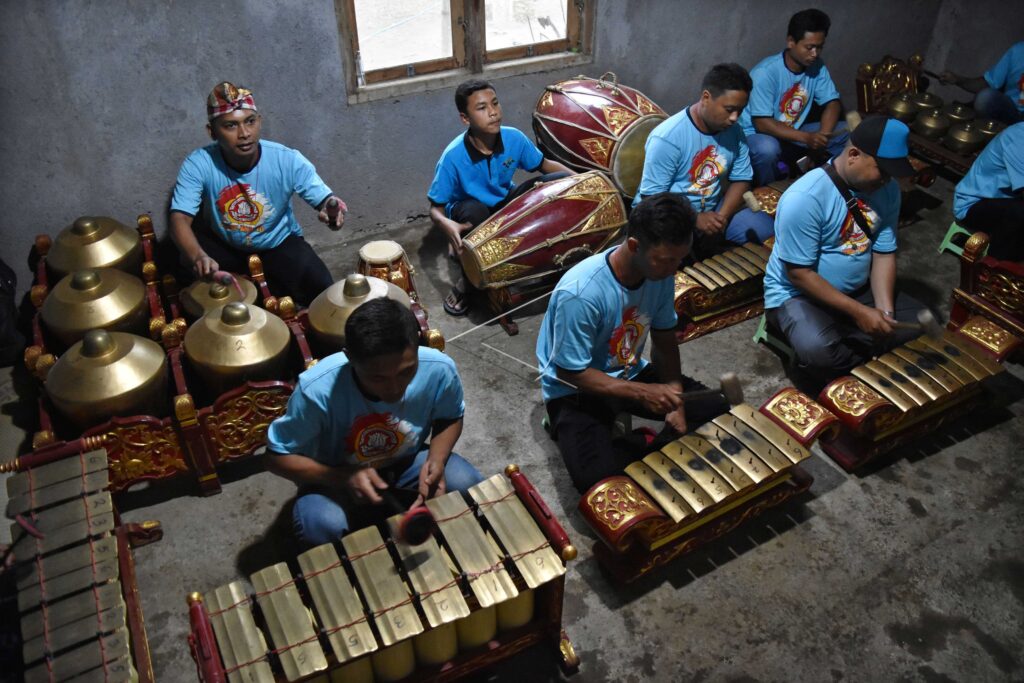 LEARN TO PLAY GAMELAN