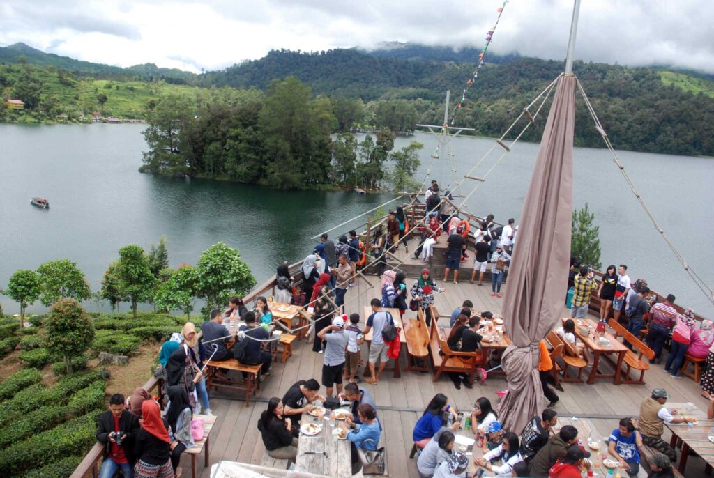 GLAMPING LAKESIDE TOUR