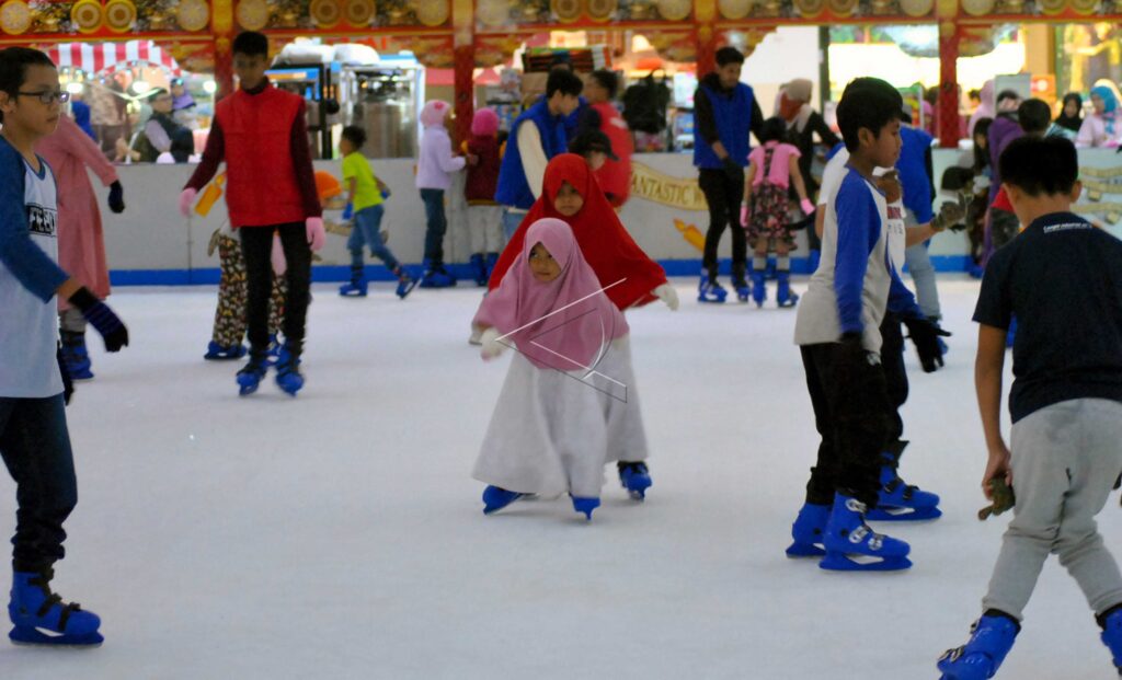 ICE SKATING TOUR IN MALL