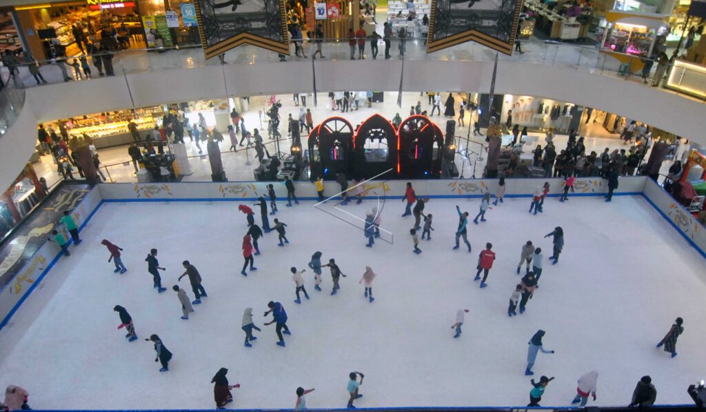 ICE SKATING TOUR IN MALL