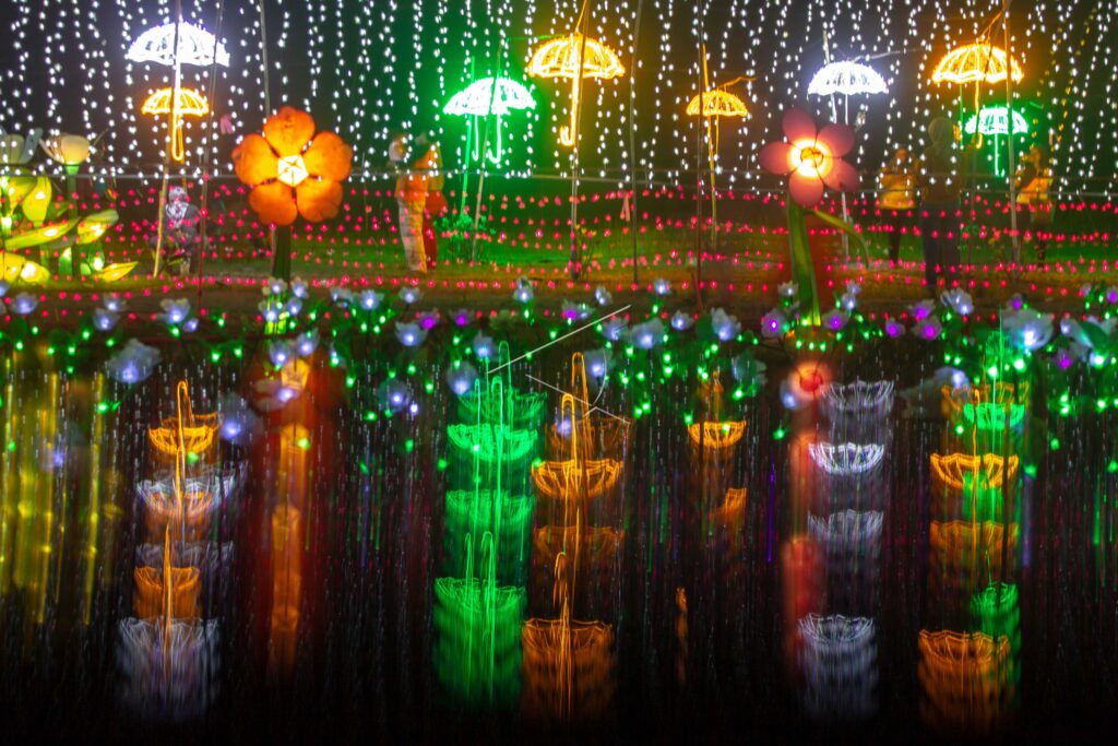 WISATA MALAM TAMAN CAHAYA