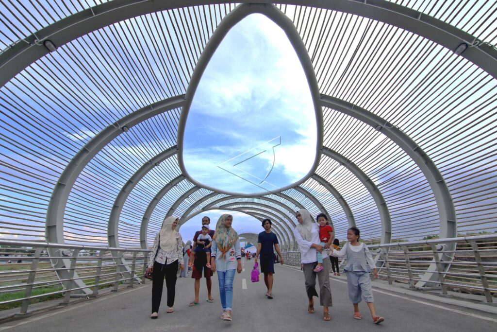 MARINA BOOM CROSSING BRIDGE