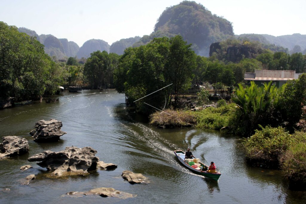 RAMMANG-RAMMANG KARST MOUNTAINS