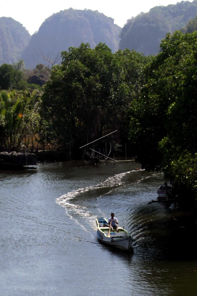 RAMMANG-RAMMANG KARST MOUNTAINS