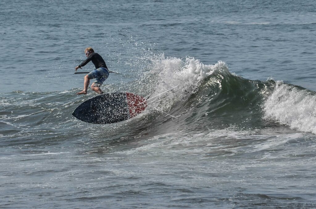 WISATA SELANCAR DI PANTAI BATU KARAS