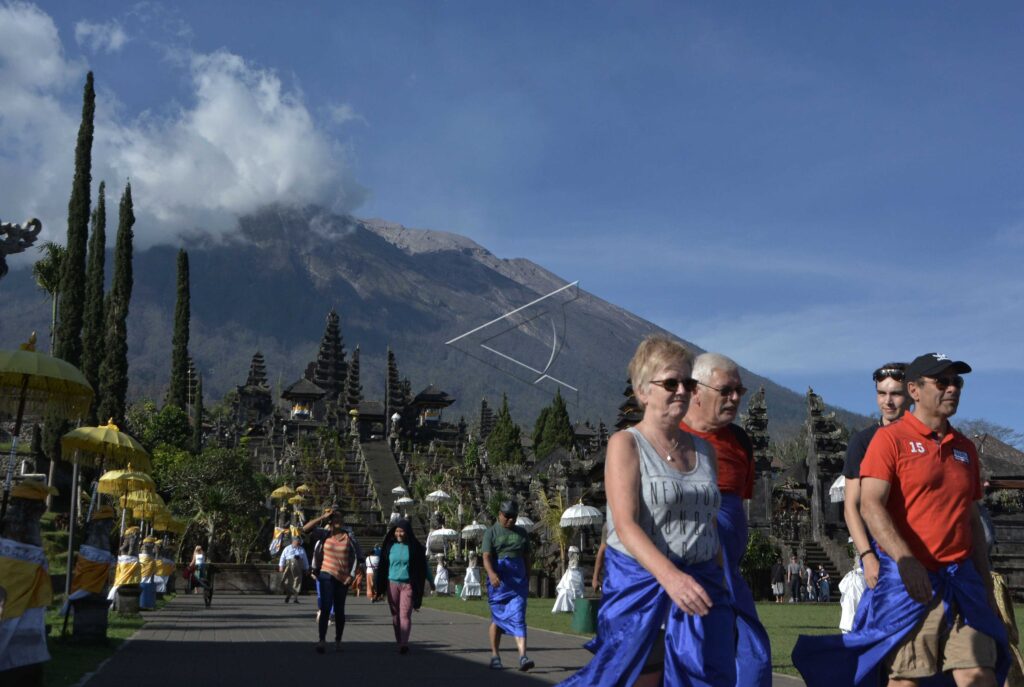 WISATAWAN PURA BESAKIH
