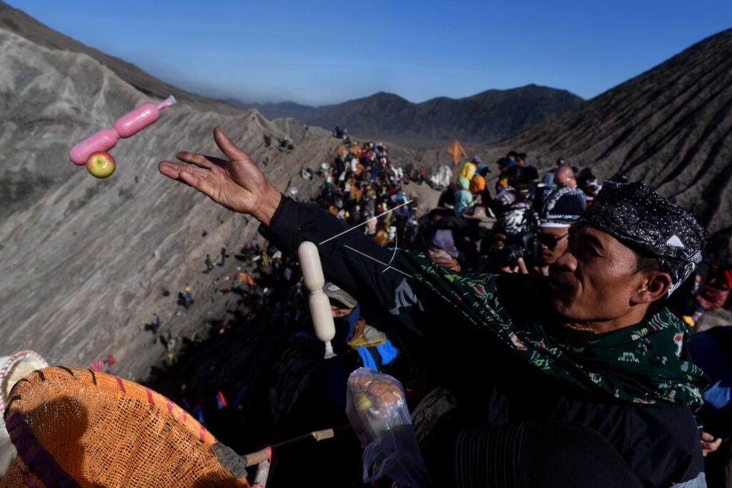UPACARA YADNYA KASADA DI BROMO