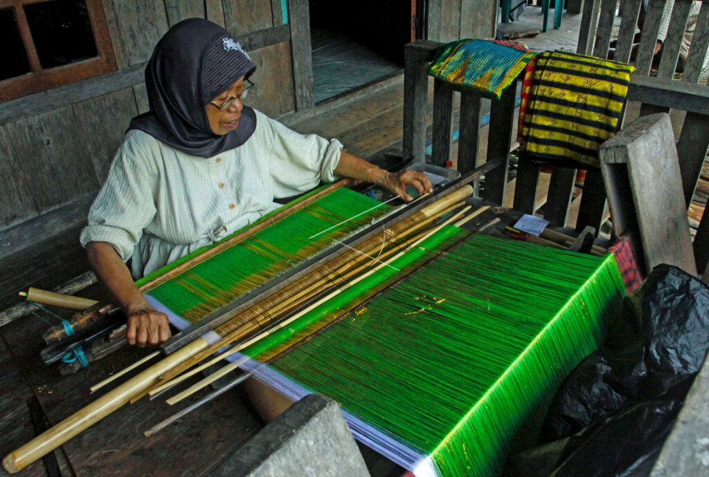 WOVEN SARONG IN WAKATOBI