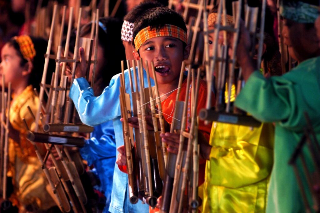 CHILDREN PLAYS ANGKLUNG